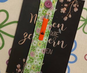 Lesezeichen mit Stiftetasche