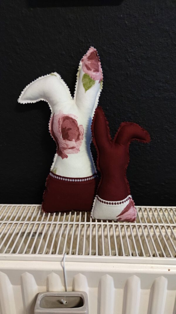 Hase mit Tasche groß und klein