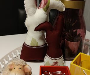 Hase mit Tasche groß und klein