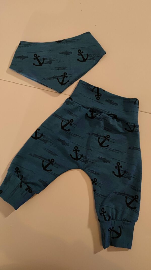 Newborn-Pumphose und Halstuch für Babys
