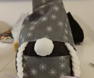 Weihnachtswichtel mit aufgestellter Mütze