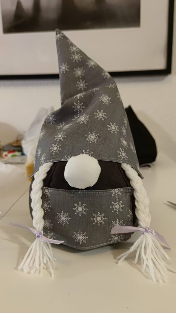 Weihnachtswichtel mit aufgestellter Mütze