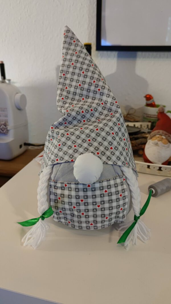 Weihnachtswichtel mit aufgestellter Mütze