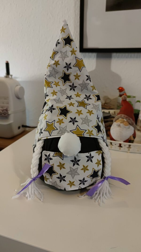 Weihnachtswichtel mit aufgestellter Mütze