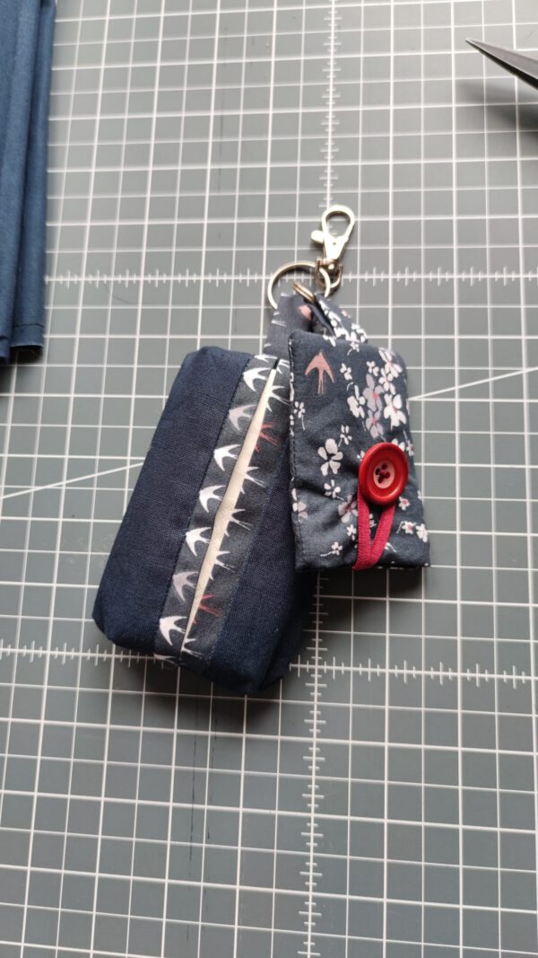 Erkältungsanhänger mit Taschentüchertasche und Desinfektionsmitteltasche