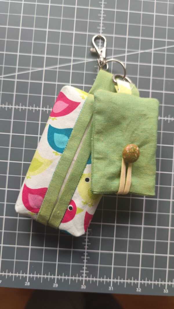 Erkältungsanhänger mit Taschentüchertasche und Desifektionsmitteltasche