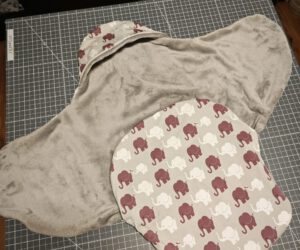Einschlagdecke für Babyschale offen