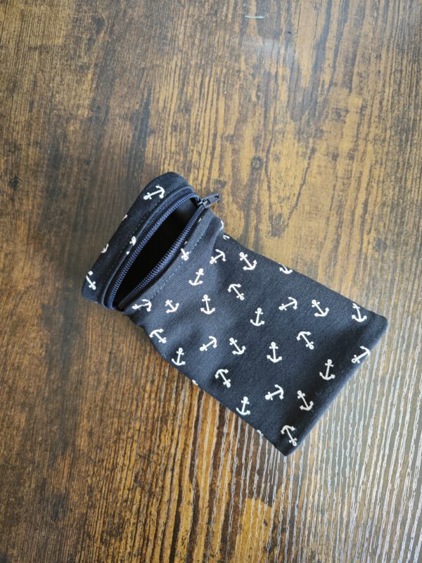 Handgelenktasche groß geöffnet