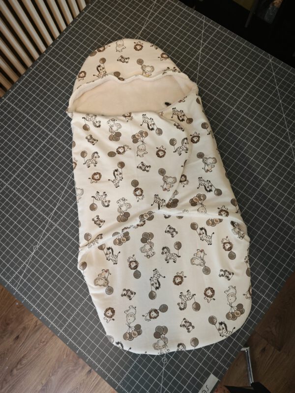 Einschlagdecke Babyschale zusammengeklappt