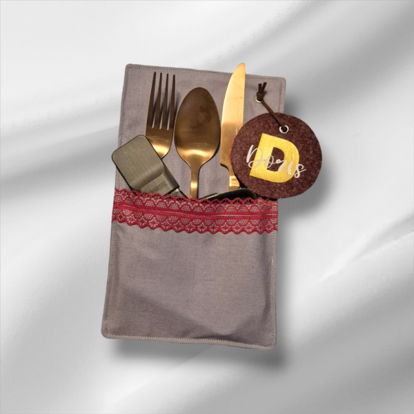 gefüllte Bestecktasche