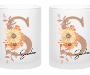 Tasse Milchglas mit Blumenbuchstabe und Namen