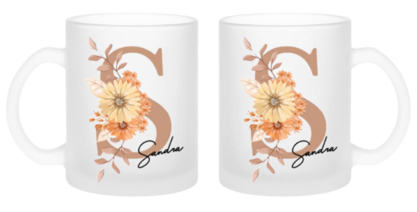 Tasse Milchglas mit Blumenbuchstabe und Namen