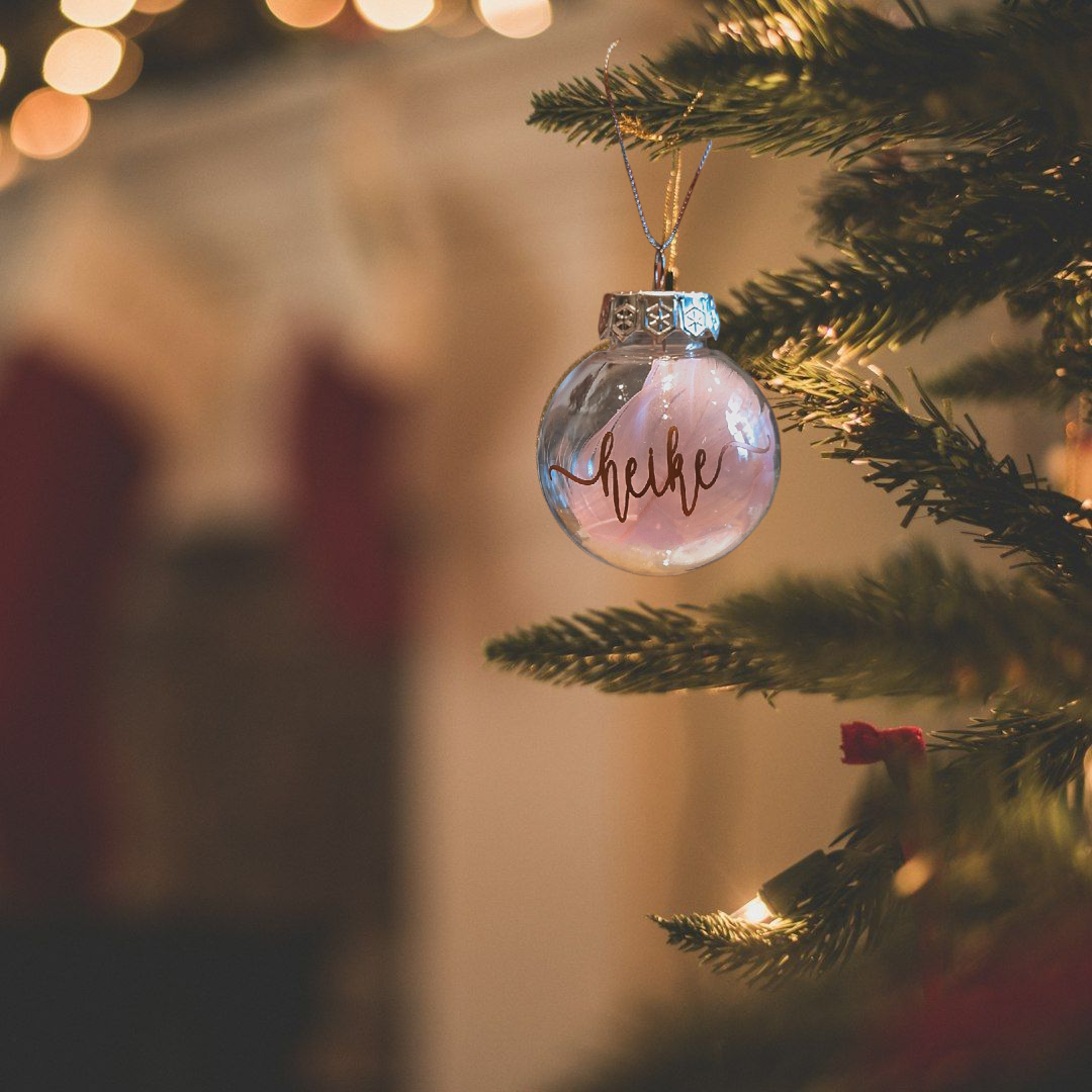 Weihnachtskugel transparent mit Feder